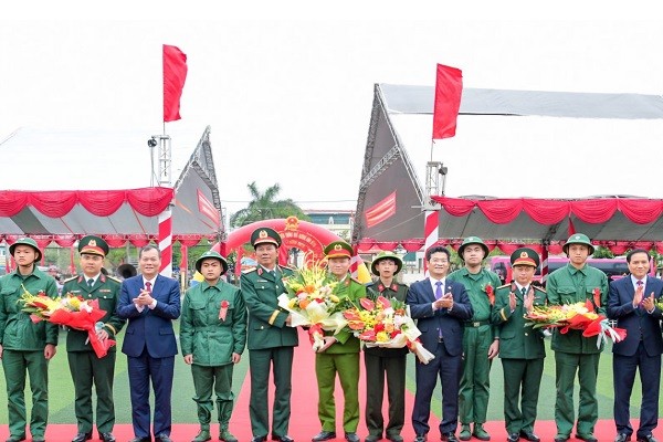 Đại tướng Nguyễn Tân Cương động viên các tân binh lên đường nhập ngũ tại Ninh Bình