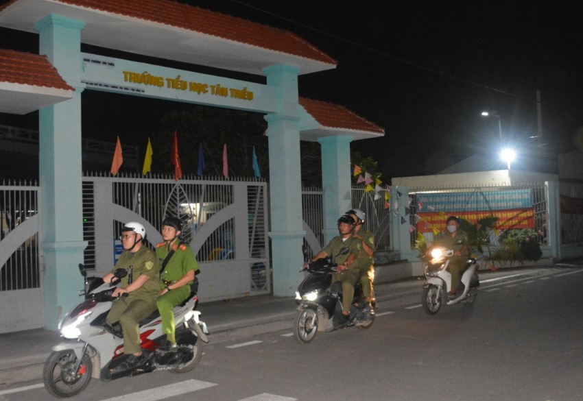 Lực lượng tham gia bảo vệ ANTT phối hợp Công an phường tham gia tuần tra kiểm soát, góp phần bảo đảm trật tự đô thị, an toàn giao thông và phòng ngừa tội phạm trên địa bàn.