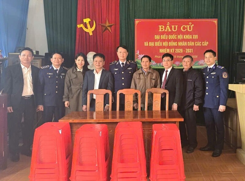 Những phần quà ý nghĩa từ lực lường Cảnh sát biển Việt Nam đươc trao gửi tới người dân.