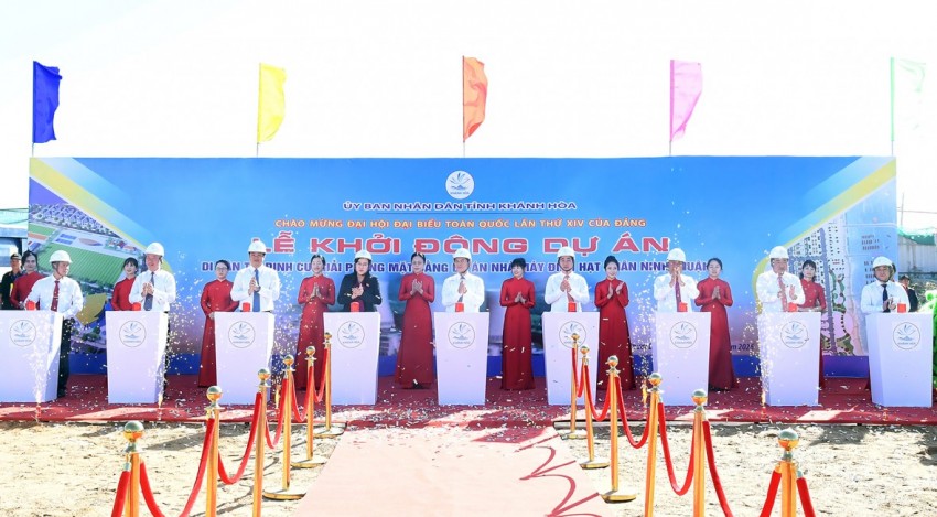 Phó Thủ tướng Bùi Thanh Sơn và các đại biểu thực hiện nghi thức khởi động Dự án thành phần 1: Di dân tái định cư, giải phóng mặt bằng Nhà máy điện hạt nhân Ninh Thuận 1 Phó Thủ tướng Bùi Thanh Sơn và các đại biểu thực hiện nghi thức khởi động Dự án thành phần 1: Di dân tái định cư, giải phóng mặt bằng Nhà máy điện hạt nhân Ninh Thuận 1