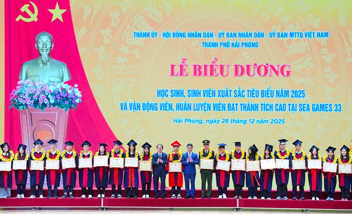 Lãnh đạo TP Hải Phòng trao thưởng cho học sinh, sinh viên xuất sắc tiêu biểu - Ảnh: ĐÀM THANH