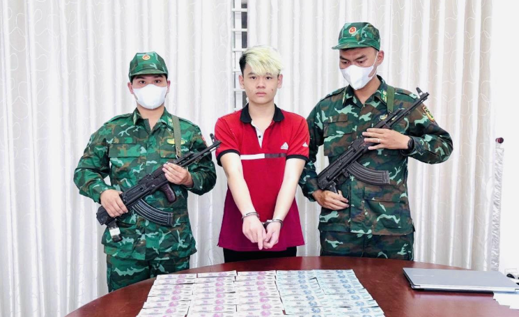 Phan Ngọc Bảo Phúc (SN 2010, trú tại khu phố Bến Đình, phường Phú Mỹ, TP.HCM) có hành vi tàng trữ trái phép tiền Việt Nam giả.