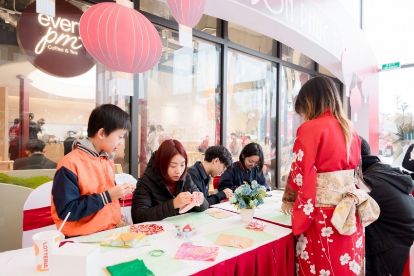 Đông đảo cư dân trong khu vực háo hức tới trải nghiệm các hoạt động tại sự kiện Festive ROX – Chạm Tết Chill Đông đảo cư dân trong khu vực háo hức tới trải nghiệm các hoạt động tại sự kiện Festive ROX – Chạm Tết Chill