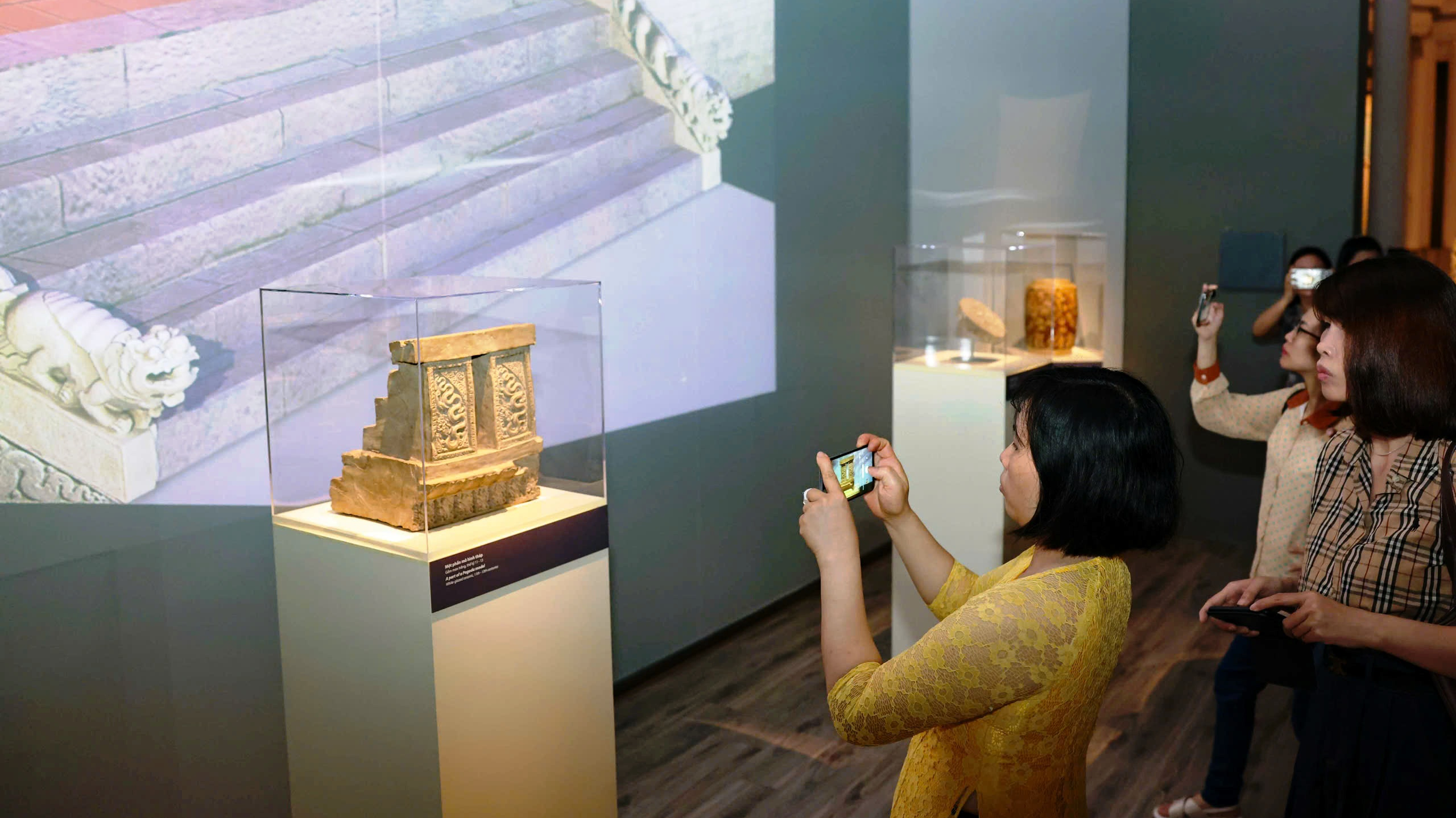Check-in Bảo tàng Lịch sử Quốc gia: Ngắm Phật giáo thời Lý “sống dậy” qua công nghệ AI, hologram