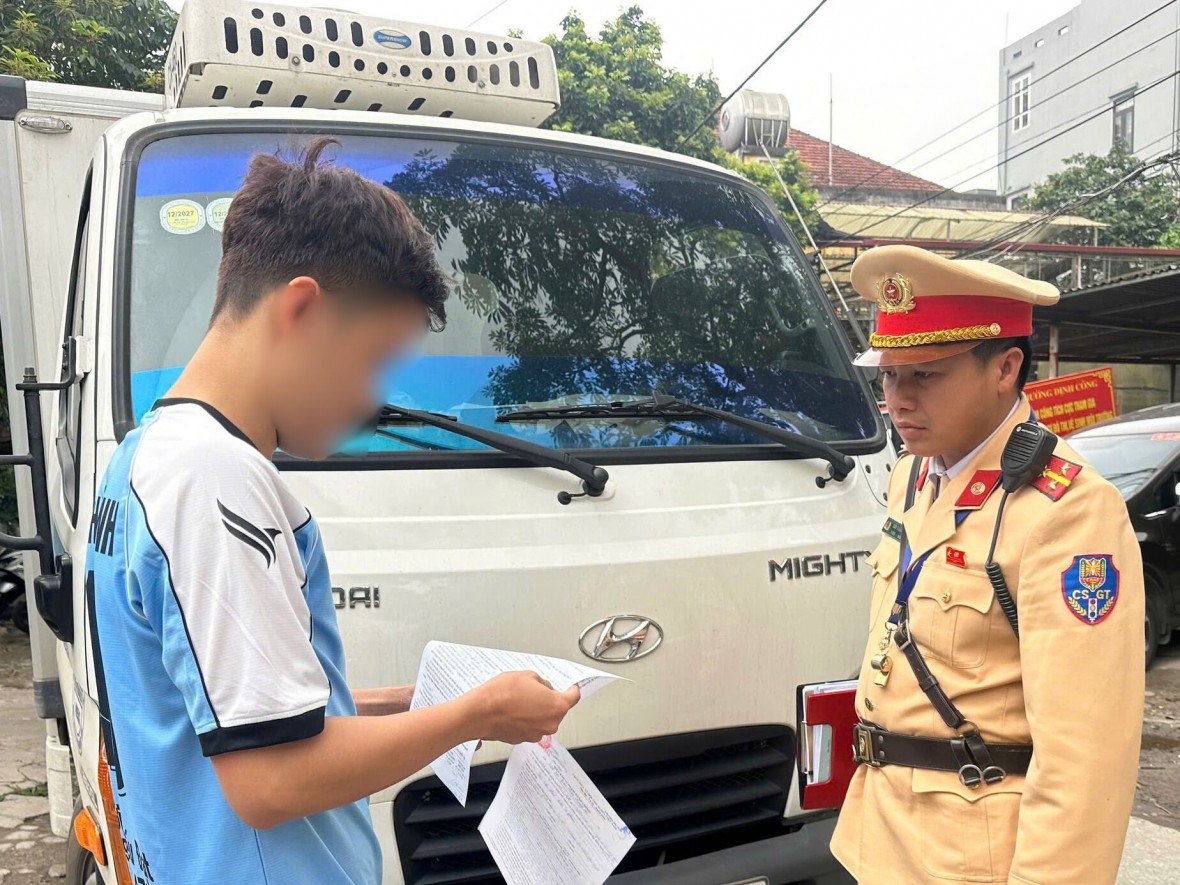Sử dụng giấy chấp thuận vào phố mua qua mạng bị CSGT phát hiện, xử lý