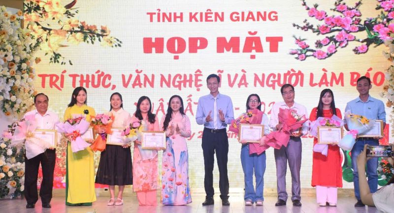 Kiên Giang họp mặt trí thức, văn nghệ sĩ và người làm báo nhân dịp mừng xuân Ất Tỵ 2025