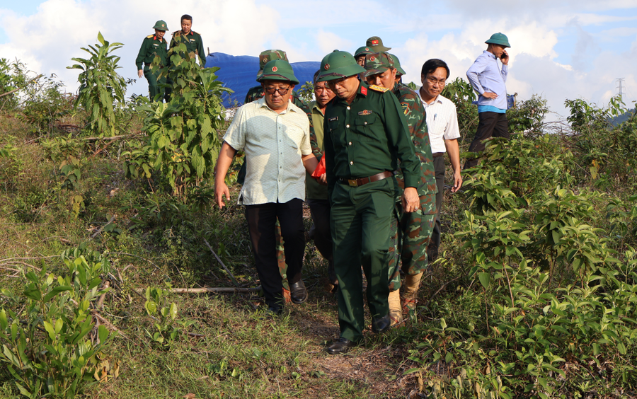 Di chuyển hài cốt liệt sĩ về phòng thờ để bảo quản và hương khói. (Ảnh: Cổng TTĐT TP Huế)
