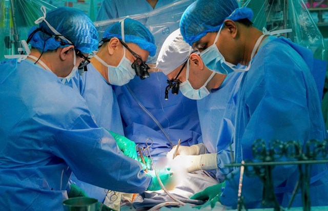 &Ecirc;-k&iacute;p gh&eacute;p tim do GS TS BS. Nguyễn Ho&agrave;ng Định, Ph&oacute; Gi&aacute;m đốc Bệnh viện, Trưởng &ecirc;-k&iacute;p gh&eacute;p tim, phẫu thuật vi&ecirc;n ch&iacute;nh, thực hiện v&agrave; điều phối với độ ch&iacute;nh x&aacute;c v&agrave; thận trọng cao nhất, từng thao t&aacute;c được thực hiện