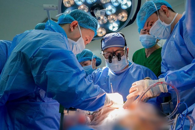 &Ecirc;-k&iacute;p gh&eacute;p gan do TS BS. Trần C&ocirc;ng Duy Long, Ph&oacute; trưởng Khoa Gan Mật Tuỵ, Trưởng &Ecirc;-k&iacute;p gh&eacute;p gan, phẫu thuật vi&ecirc;n ch&iacute;nh, phụ tr&aacute;ch, phối hợp chặt chẽ trong từng kh&acirc;u phẫu thuật, triển khai kỹ thuật chia gan cải