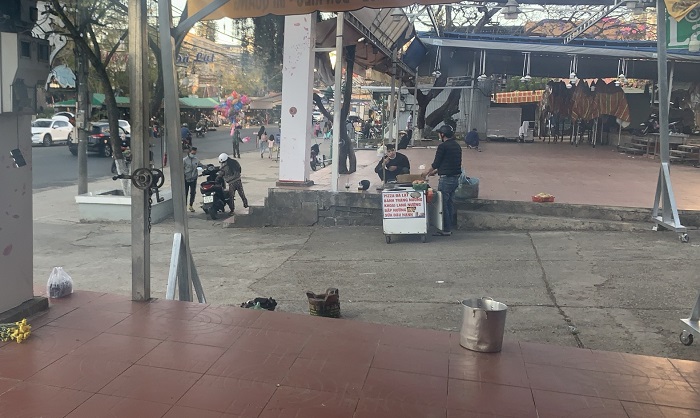 Đóng cửa nửa năm, tiểu thương khóc ròng vì hàng hóa hư hỏng -0