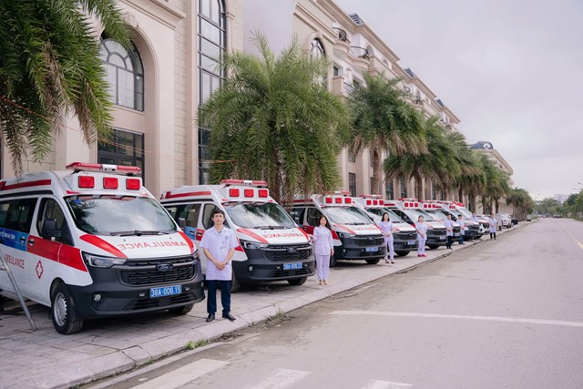 H&igrave;nh ảnh d&agrave;n xe cấp cứu Vingroup t&agrave;i trợ cho tỉnh H&agrave; Tĩnh. &nbsp;