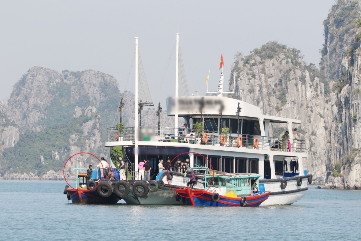 Siết tàu du lịch để “chặt đứt” nạn bán hàng rong trên vịnh Hạ Long