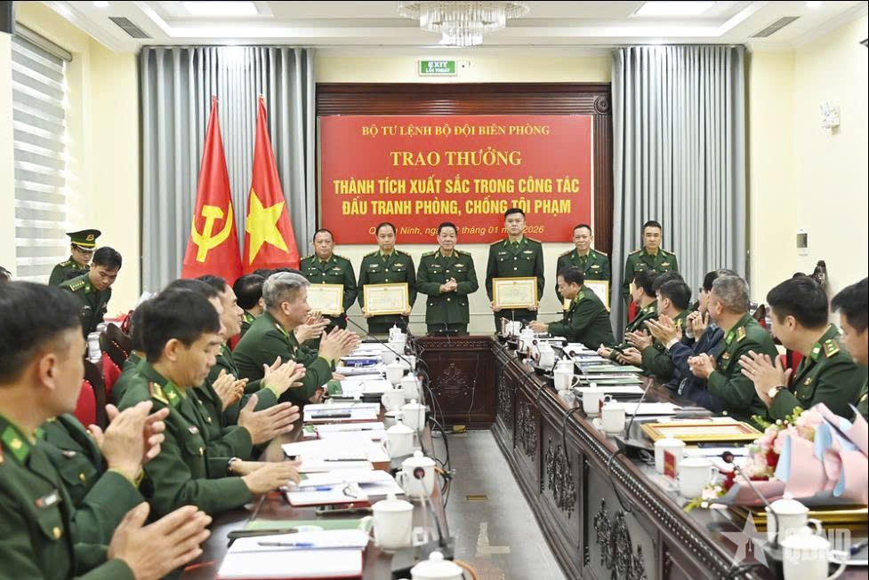 Thiếu tướng Văn Ngọc Quế, Phó chủ nhiệm Chính trị BĐBP trao thưởng cho các cá nhân thuộc Ban chỉ huy BĐBP tỉnh Quảng Ninh có thành tích xuất sắc trong công tác đấu tranh phòng, chống tội phạm.