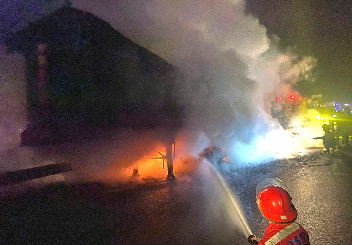 Xe đầu kéo bị thiêu rụi trên cao tốc Bắc - Nam.