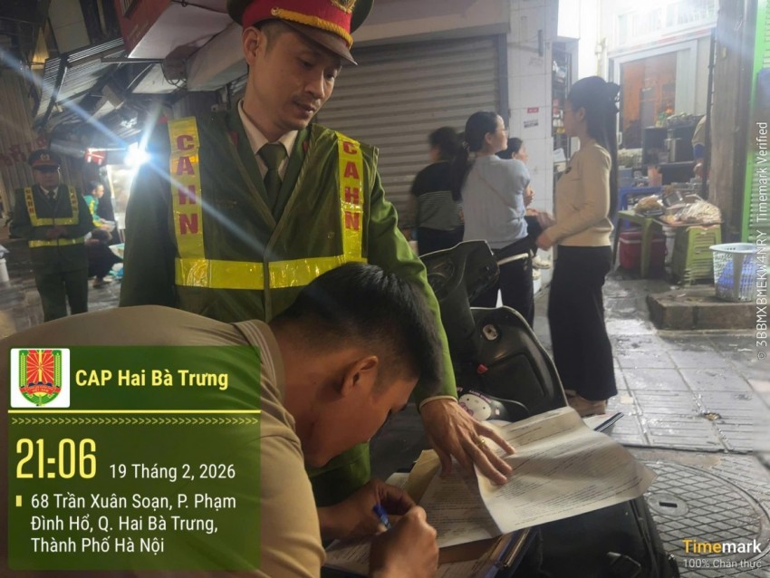 Lực lượng chức năng xử lý vi phạm sử dụng trái phép hè phố để kinh doanh dịch vụ ăn uống trước số 29 Ngô Thì Nhậm, phường Hai Bà Trưng.