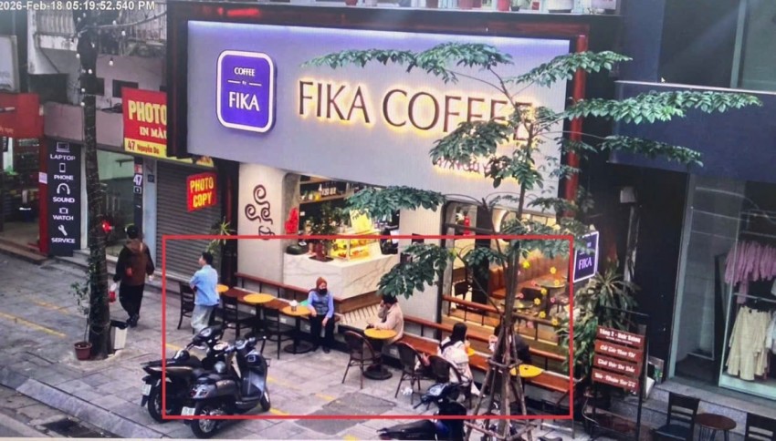 Vi phạm sử dụng trái phép hè phố để kinh doanh dịch vụ ăn uống trước số 47 Nguyễn Du, phường Hai Bà Trưng.