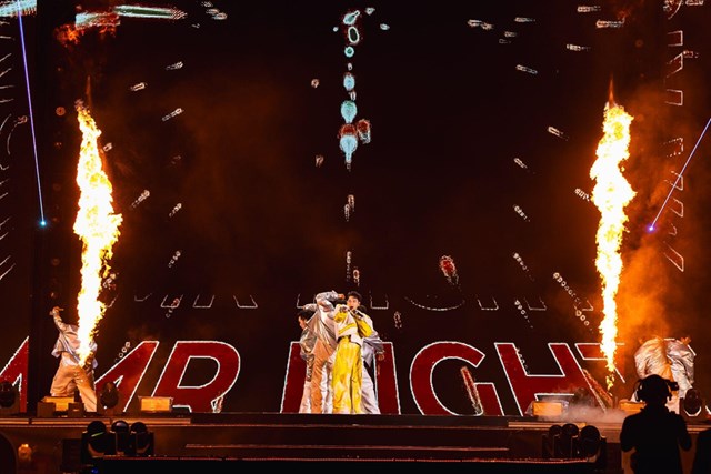 Hàng chục nghìn khán giả bùng nổ trong đêm đại nhạc hội TP Thiên niên kỷ T&T City Millennia - Ảnh 7 Hàng chục nghìn khán giả bùng nổ trong đêm đại nhạc hội TP Thiên niên kỷ T&T City Millennia - Ảnh 7