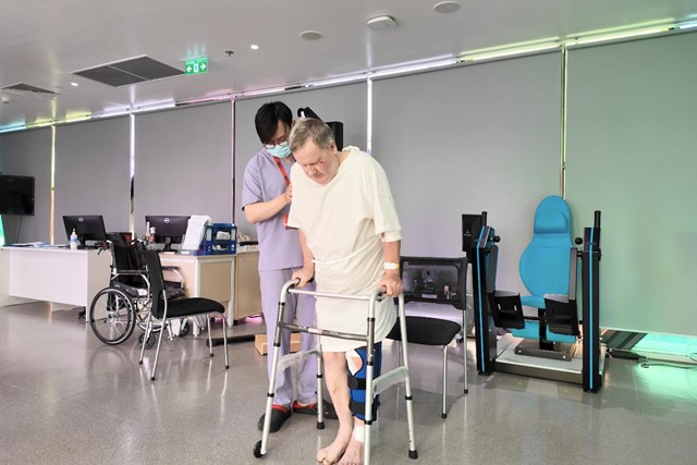 Bệnh nh&acirc;n tập phục hồi chức năng sau 1 ng&agrave;y mổ
