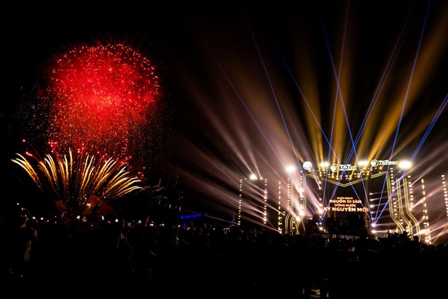 Hàng chục nghìn khán giả bùng nổ trong đêm đại nhạc hội TP Thiên niên kỷ T&T City Millennia - Ảnh 10 Hàng chục nghìn khán giả bùng nổ trong đêm đại nhạc hội TP Thiên niên kỷ T&T City Millennia - Ảnh 10
