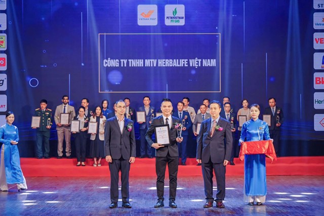 &Ocirc;ng Nguyễn Th&agrave;nh Đạt &ndash; Gi&aacute;m Đốc Truyền Th&ocirc;ng Herbalife Việt Nam, Campuchia & Th&aacute;i Lan nhận giải thưởng từ BTC&nbsp;