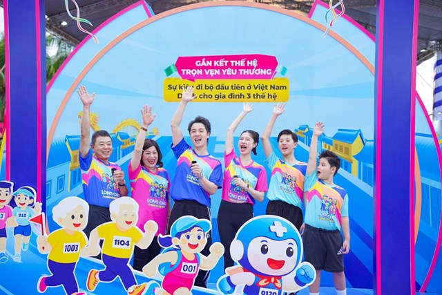 Gia đ&igrave;nh Đăng Kh&ocirc;i tham dự sự kiện 