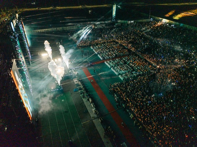 Hàng chục nghìn khán giả bùng nổ trong đêm đại nhạc hội TP Thiên niên kỷ T&T City Millennia - Ảnh 5 Hàng chục nghìn khán giả bùng nổ trong đêm đại nhạc hội TP Thiên niên kỷ T&T City Millennia - Ảnh 5