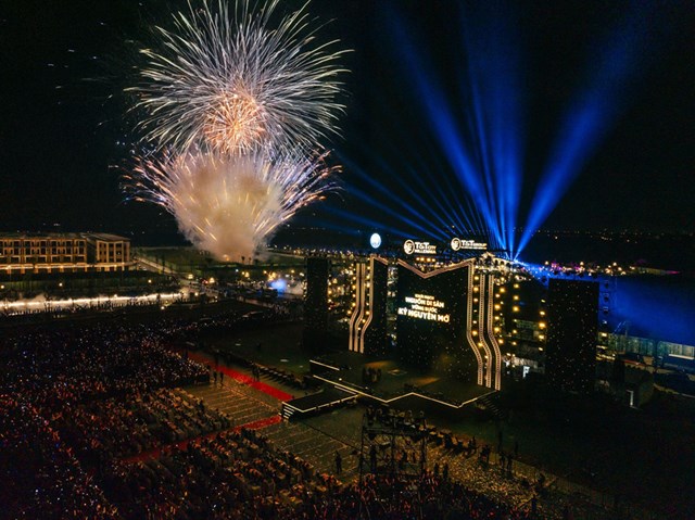 Chiêm ngưỡng 1.000 drone tỏa sáng trên bầu trời đêm Thành phố Thiên niên kỷ T&T City Millennia - Ảnh 11 Chiêm ngưỡng 1.000 drone tỏa sáng trên bầu trời đêm Thành phố Thiên niên kỷ T&T City Millennia - Ảnh 11