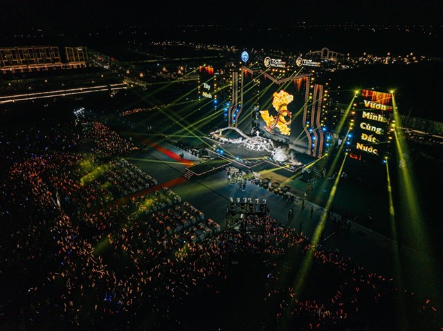Hàng chục nghìn khán giả bùng nổ trong đêm đại nhạc hội TP Thiên niên kỷ T&T City Millennia - Ảnh 1 Hàng chục nghìn khán giả bùng nổ trong đêm đại nhạc hội TP Thiên niên kỷ T&T City Millennia - Ảnh 1