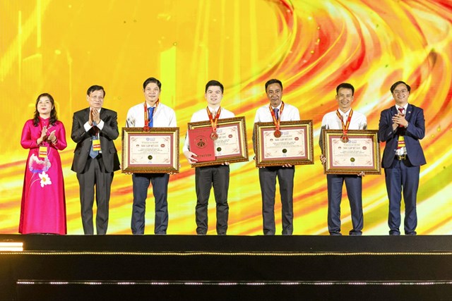 Kỷ lục được trao cho 2 hạng mục đặc biệt của TP Thi&ecirc;n ni&ecirc;n kỷ T&T City Millennia, bao gồm: Tuyến phố đi bộ Millennia Journey v&agrave; D&ograve;ng s&ocirc;ng &Aacute;nh s&aacute;ng. &nbsp;