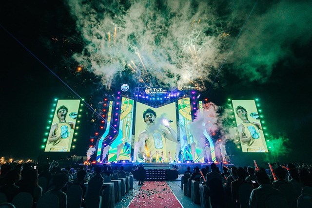 Hàng chục nghìn khán giả bùng nổ trong đêm đại nhạc hội TP Thiên niên kỷ T&T City Millennia - Ảnh 3 Hàng chục nghìn khán giả bùng nổ trong đêm đại nhạc hội TP Thiên niên kỷ T&T City Millennia - Ảnh 3