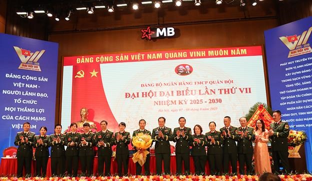 Thượng tướng Vũ Hải Sản tặng hoa ch&uacute;c mừng Ban Chấp h&agrave;nh Đảng bộ Ng&acirc;n h&agrave;ng TMCP Qu&acirc;n đội.