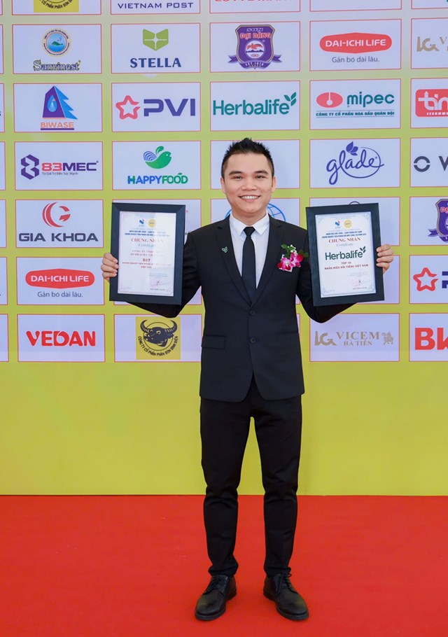 Đại diện Herbalife tại sự kiện vinh danh Nh&atilde;n Hiệu Nổi Tiếng Việt Nam & Doanh Nghiệp Ti&ecirc;n Phong Đổ Mới S&aacute;ng Tạo Năm 2025