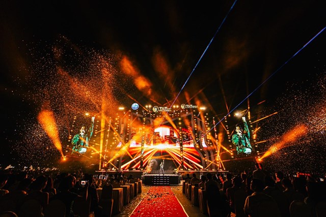 Hàng chục nghìn khán giả bùng nổ trong đêm đại nhạc hội TP Thiên niên kỷ T&T City Millennia - Ảnh 2 Hàng chục nghìn khán giả bùng nổ trong đêm đại nhạc hội TP Thiên niên kỷ T&T City Millennia - Ảnh 2