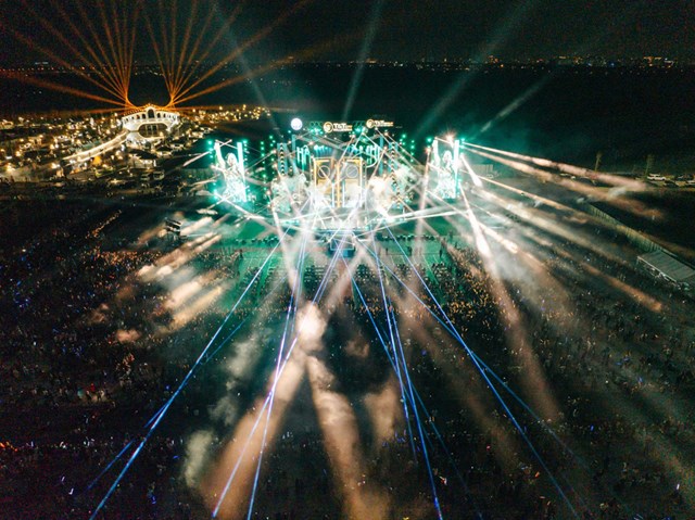 Hàng chục nghìn khán giả bùng nổ trong đêm đại nhạc hội TP Thiên niên kỷ T&T City Millennia - Ảnh 4 Hàng chục nghìn khán giả bùng nổ trong đêm đại nhạc hội TP Thiên niên kỷ T&T City Millennia - Ảnh 4