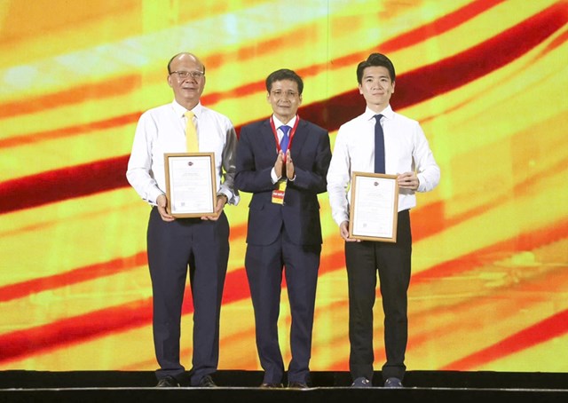 Hiệp hội S&aacute;ng tạo v&agrave; bản quyền t&aacute;c giả Việt Nam cũng trao Giấy chứng nhận đăng k&yacute; c&ocirc;ng bố s&aacute;ng tạo cho t&aacute;c phẩm viết Kịch bản D&ograve;ng s&ocirc;ng &Aacute;nh s&aacute;ng v&agrave; t&aacute;c phẩm kiến tr&uacute;c Kh&ocirc;ng gian D&ograve;ng s&ocirc;ng &Aacute;nh s&aacute;ng.&nbsp;&nbsp;&nbsp;