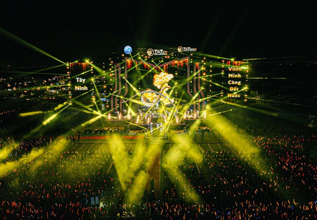 H&agrave;ng chục ngh&igrave;n kh&aacute;n giả T&acirc;y Ninh đ&atilde; ch&aacute;y hết m&igrave;nh trong Đại nhạc hội Khơi mạch nguồn Di sản - Vững bước Kỷ nguy&ecirc;n mới. &nbsp;