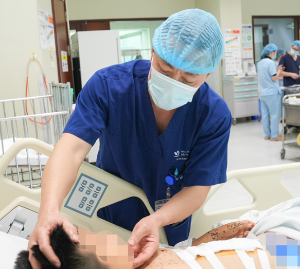 TS.BS Đặng Ánh Dương – Trưởng khoa Điều trị Tích cực Ngoại khoa thăm khám cho bệnh nhi TS.BS Đặng Ánh Dương – Trưởng khoa Điều trị Tích cực Ngoại khoa thăm khám cho bệnh nhi