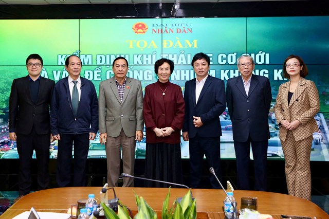 C&aacute;c diễn giả chụp ảnh lưu niệm