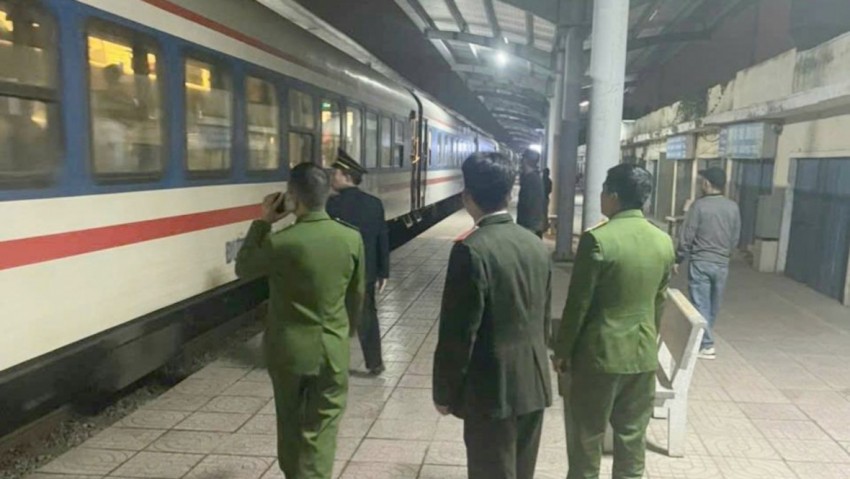 Công an phường Vinh Hưng và cán bộ ga Vinh kiểm tra tàu sau khi nhận được tin báo từ gia đình chị T.T.A