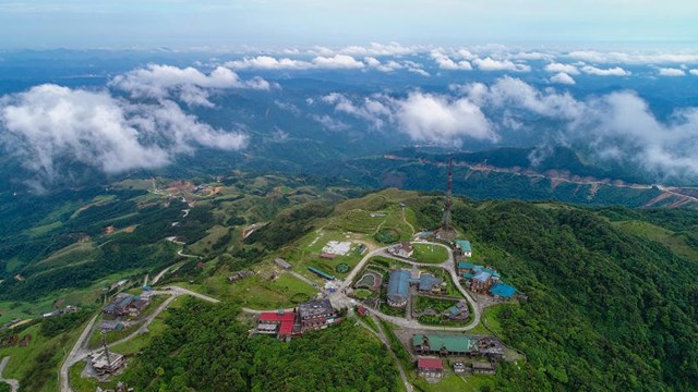 Khu vực đỉnh v&agrave; ch&acirc;n n&uacute;i Mẫu Sơn đều c&oacute; c&aacute;c dự &aacute;n đầu tư.