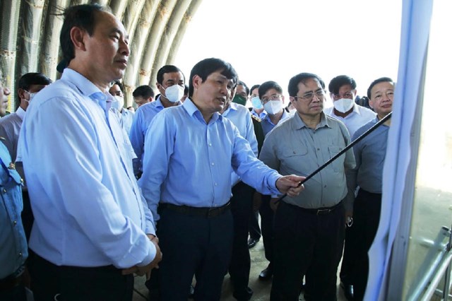 Thủ tướng Phạm Minh Ch&iacute;nh c&ugrave;ng Đo&agrave;n c&ocirc;ng t&aacute;c của Ch&iacute;nh phủ khảo s&aacute;t, nghe phương &aacute;n đầu tư x&acirc;y dựng s&acirc;n bay Chu Lai.