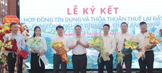 Ph&oacute; Chủ tịch UBND tỉnh Lạng Sơn tặng hoa ch&uacute;c mừng nh&agrave; đầu tư v&agrave; c&aacute;c doanh nghiệp thu&ecirc; lại đất cụm c&ocirc;ng nghiệp.
