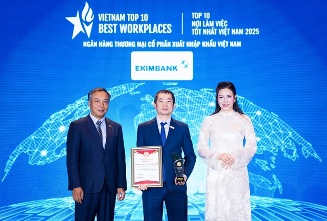&Ocirc;ng Nguyễn Hướng Minh &ndash; Ph&oacute; TGĐ Eximbank (đứng giữa) nhận giải thưởng &ldquo;Top 10 nơi l&agrave;m việc tốt nhất Việt Nam 2025&rdquo; từ Ban tổ chức. &nbsp;