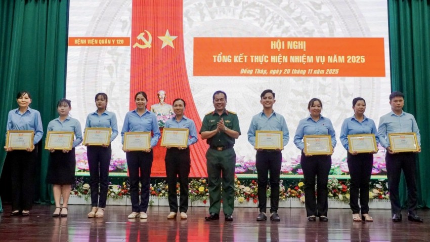 Bộ Quốc phòng tặng cờ đơn vị xuất sắc cho Bệnh viện Quân y 120