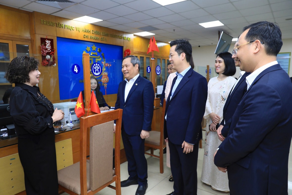 Chủ tịch Hà Nội Vũ Đại Thắng: Giải quyết thủ tục kịp thời, tận tâm phục vụ nhân dân ngay từ đầu xuân Giải quyết thủ tục kịp thời, tận tâm phục vụ nhân dân ngay từ đầu xuân tại Hà Nội