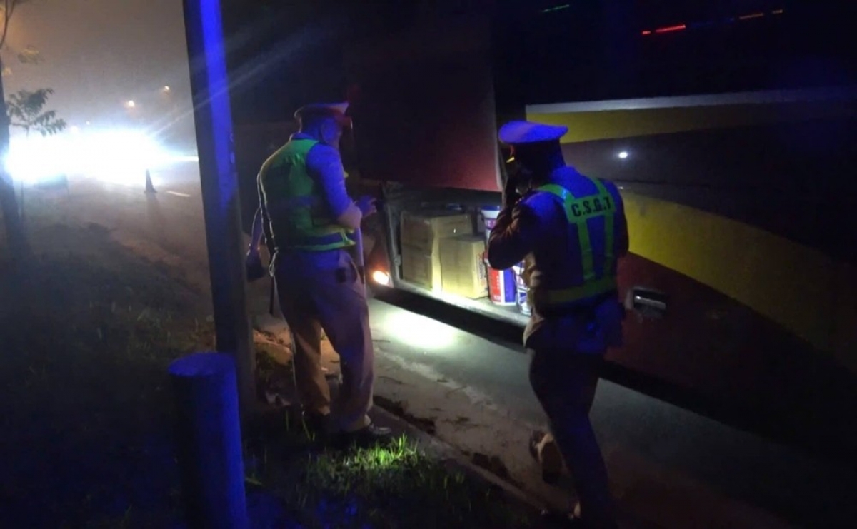 Kiểm tra xe khách, phát hiện thùng hàng lậu không rõ xuất xứ