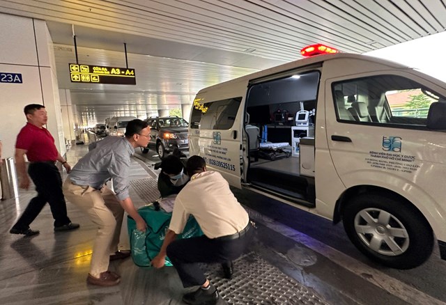 Tr&aacute;i tim sau đ&oacute; được bảo quản nghi&ecirc;m ngặt v&agrave; vận chuyển hơn 1.600 km về Th&agrave;nh phố Hồ Ch&iacute; Minh để kịp thời đưa v&agrave;o ph&ograve;ng mổ trong điều kiện tối ưu