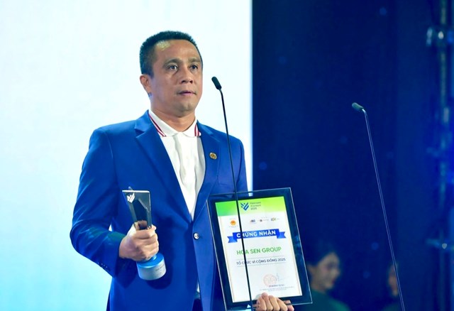 &Ocirc;ng Trần Đ&igrave;nh T&agrave;i - Ph&oacute; Tổng Gi&aacute;m đốc Tập đo&agrave;n Hoa Sen x&uacute;c động khi lần thứ 2 li&ecirc;n tiếp Hoa Sen Group được vinh danh tại hạng mục &ldquo;Tổ chức V&igrave; cộng đồng&rdquo;.