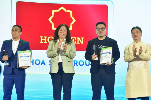 B&agrave; Nguyễn Thị B&iacute;ch V&acirc;n - Tổng gi&aacute;m đốc Quốc gia, Unilever Việt Nam v&agrave; &ocirc;ng Cao Xu&acirc;n T&acirc;n - đại diện Ban gi&aacute;m khảo trao giải cho Tập đo&agrave;n Hoa Sen v&agrave; Dự &aacute;n Trạm Ph&oacute;ng Tương Lai.&nbsp;