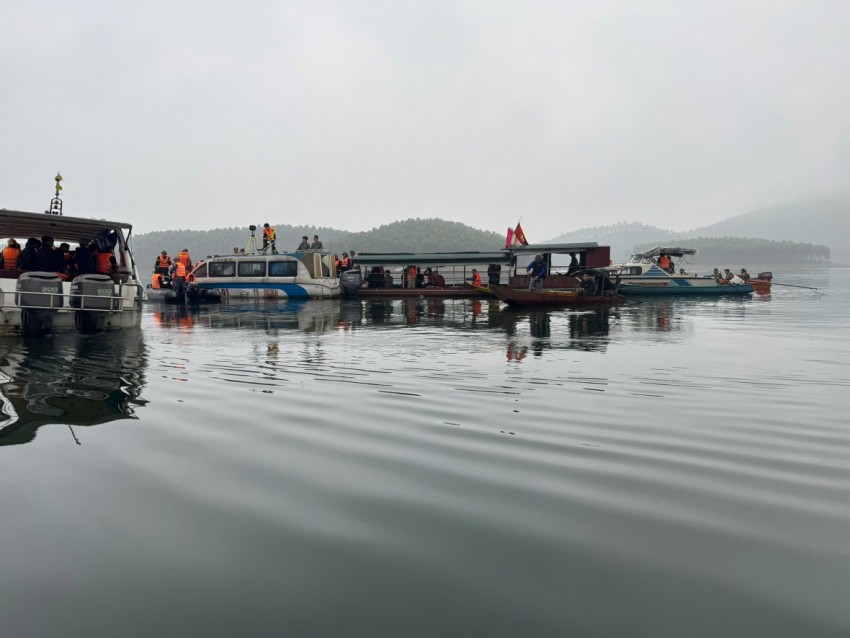 20 đặc công người nhái trắng đêm tìm kiếm nạn nhân mất tích vụ lật tàu chở khách trên hồ Thác Bà